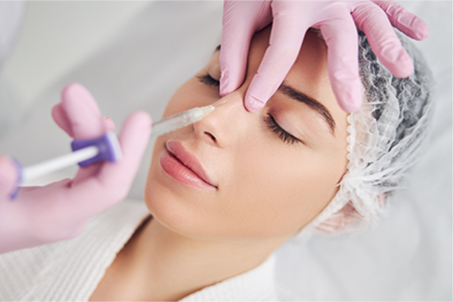 אישה עוברת הזרקת חומצה היאלורונית לשיפור מראה האף